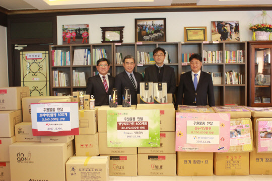 한국산업단지공단 경기지역본부(본부장 정인화)가 6일 기양금속공업(대표 배명직), 아폴로산업(대표 이용대)과 함께 안산시자원봉사센터를 방문해 겨울맞이 사랑의 물품을 전달했다. '사랑의 물품 나눔' 행사는 지역사회와 함께하는 사회공헌활동의 일환으로 산단공 경기본부는 월동용품(전기담요)을, 기양금속과 아폴로산업은 생활용품(식도, 가위 세트 및 물병)을 준비했다. 이날 기증된 월동용품은 소외된 이웃에게 전달될 예정이다. 식도, 가위 세트는 무료급식소에, 물병은 청소년 쉼터 및 장애인복지관 등에 전달돼 온정으로 따뜻한 연말을 만들 예정이다. 산단공 경기본부 제공